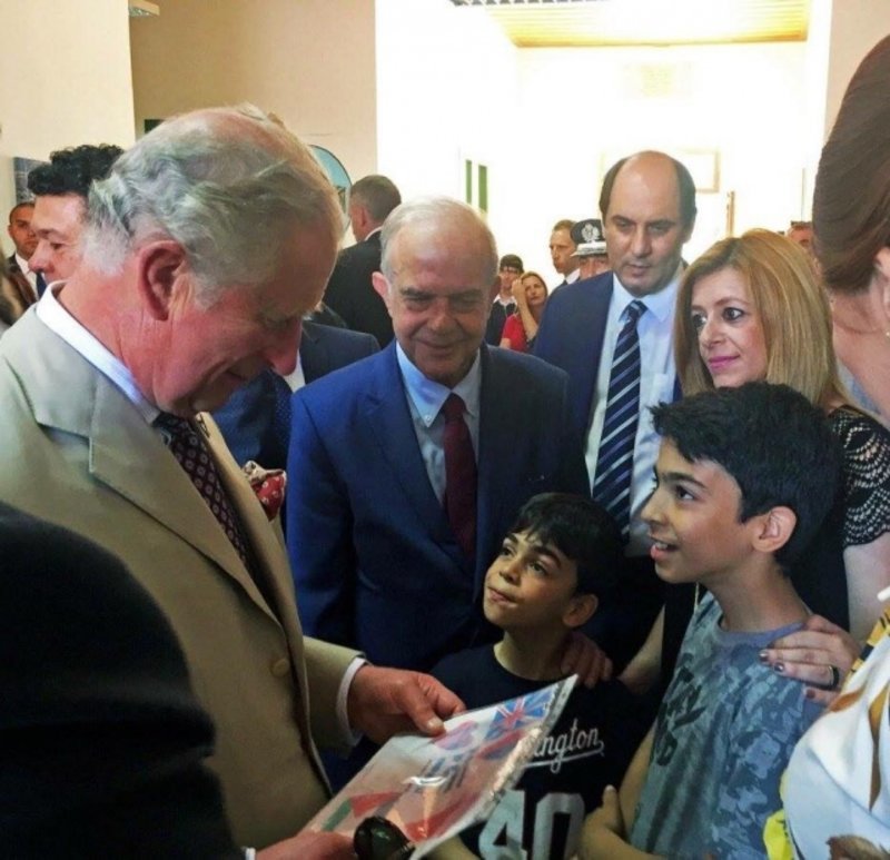 Ο Πρίγκιπας Κάρολος γνώρισε δύο προσφυγόπουλα στην Κρήτη- Τι συζήτησαν [εικόνα] | iefimerida.gr 0