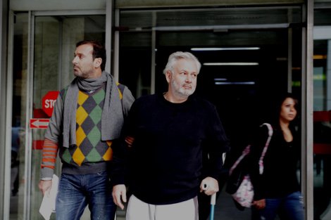 Mε μούσι και στηριζόμενος σε μπαστούνι οδηγήθηκε στον Εισαγγελέα ο Καρούζος [εικόνες] | iefimerida.gr 1