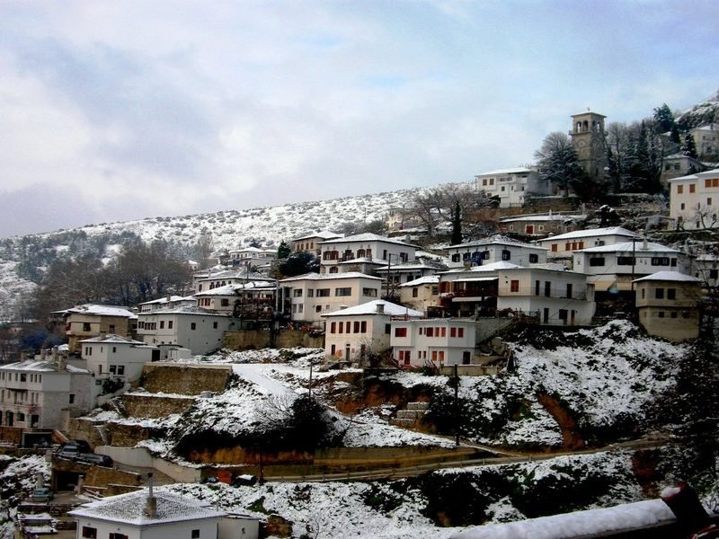 Πρώτον συνδυάζει βουνό, δάσος και ποτάμι και δεύτερον τα Χριστούγεννα είναι πανέμορφο, καθώς «βάζει» τα γιορτινά του, εκπλήσσοντας ευχάριστα τους επισκέπτες του.