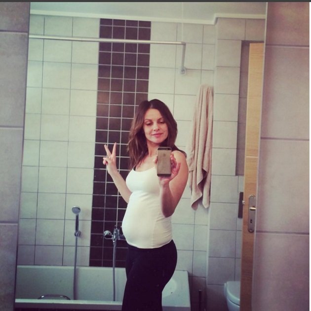 Η Ελένη Καρποντίνη μας δείχνει τη φουσκωμένη της κοιλίτσα [εικόνα] | iefimerida.gr 0