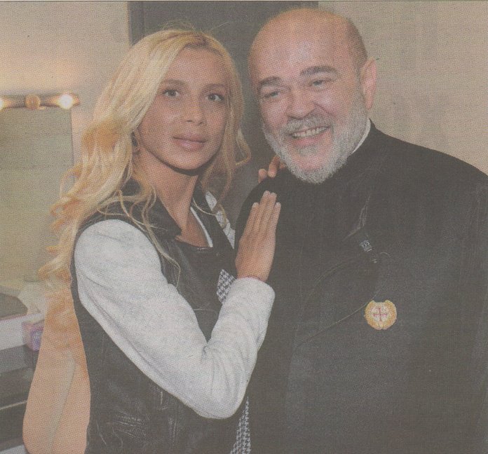 Παπάς πήρε σβάρνα τα μπουζούκια για να ενισχύσει το έργο της ενορίας του | iefimerida.gr 1