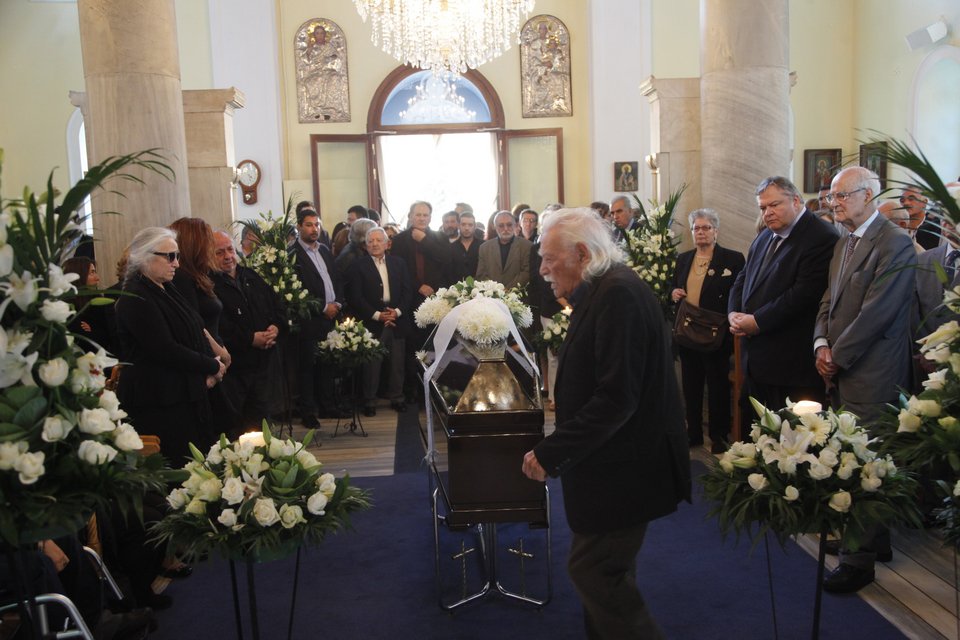 Το τελευταίο αντίο στον Αντώνη Καρρά -Παρουσία της ηγεσίας του ΠΑΣΟΚ η κηδεία [εικόνες] | iefimerida.gr 1