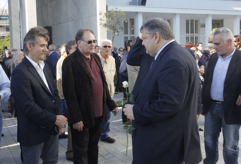 Το τελευταίο αντίο στον Αντώνη Καρρά -Παρουσία της ηγεσίας του ΠΑΣΟΚ η κηδεία [εικόνες] | iefimerida.gr 3