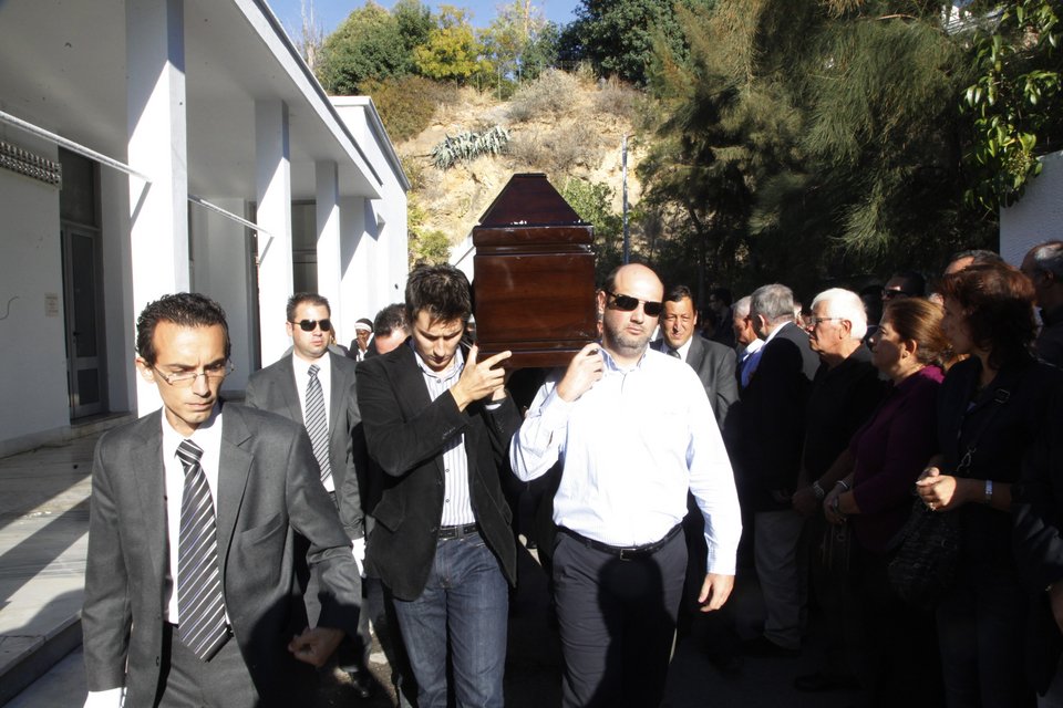 Το τελευταίο αντίο στον Αντώνη Καρρά -Παρουσία της ηγεσίας του ΠΑΣΟΚ η κηδεία [εικόνες] | iefimerida.gr 2