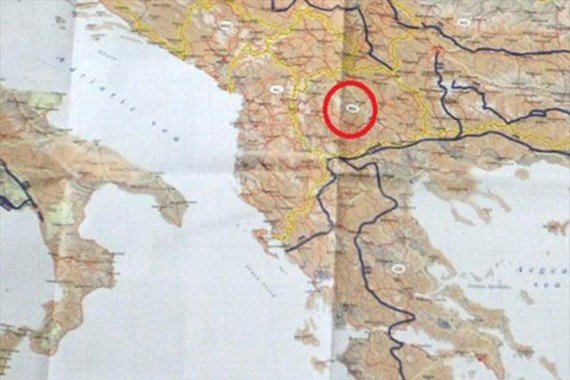 Ο Φούχτελ δείχνει χάρτη στην Ολγα Κεφαλογιάννη που παρουσιάζει τα Σκόπια με το όνομα «Μακεδονία» [εικόνες] | iefimerida.gr 1