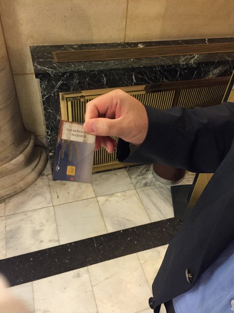 Αυτή είναι η ηλεκτρονική κάρτα που θα αποτρέπει τις «κοπάνες» βουλευτών από την Ολομέλεια -Ηδη ένας βουλευτής την κοπάνησε [εικόνες] | iefimerida.gr 0