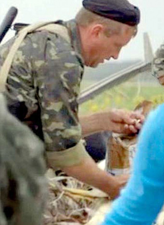 Φιλορώσοι έκλεψαν και χρησιμοποίησαν τις πιστωτικές κάρτες από τα θύματα του Boeing [εικόνες] | iefimerida.gr 1