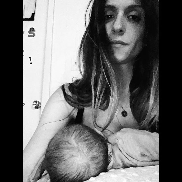 Η Σοφία Καρβέλα θηλάζει τον μικρό της γιο [εικόνα] | iefimerida.gr 0