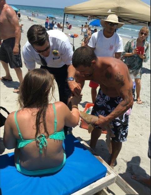 Στο νοσοκομείο 23χρονη με καρχαρία καρφωμένο στο χέρι της [εικόνες] | iefimerida.gr 0