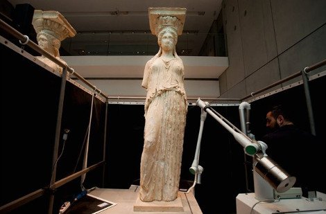 Υμνοι των New York Times για το Μουσείο της Ακρόπολης: Οι Καρυάτιδες λάμπουν ξανά [εικόνες&βίντεο] | iefimerida.gr 0