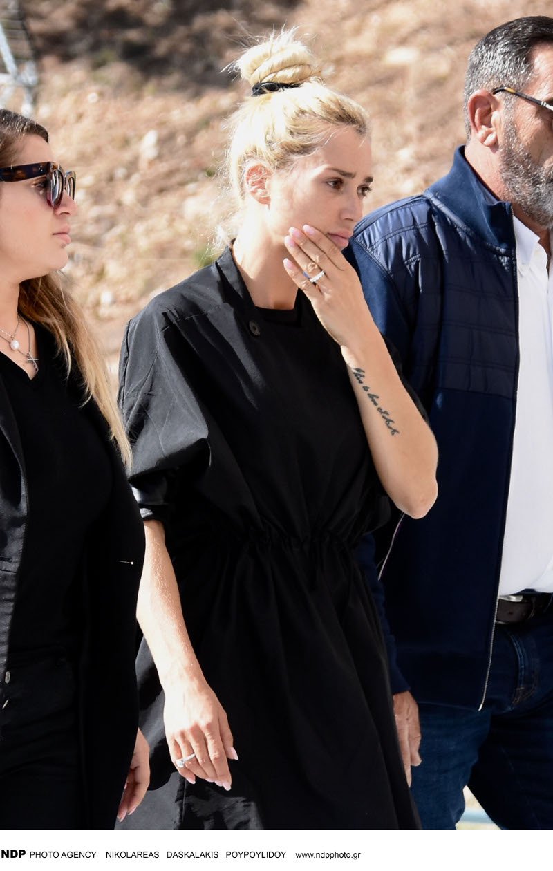 Η Βικτώρια Καρύδα στην κηδεία του συζύγου της