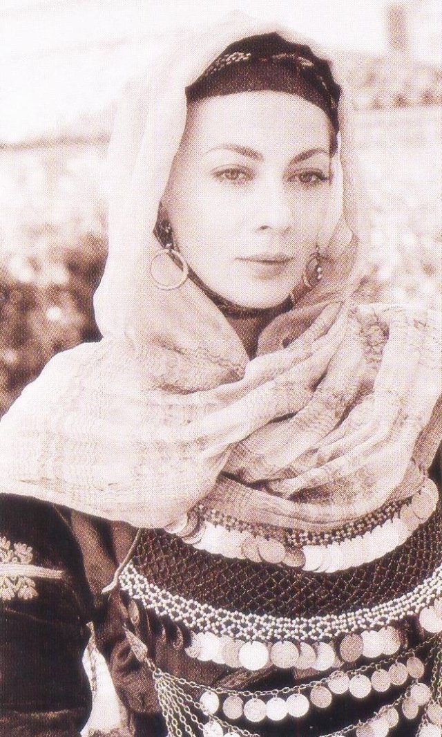 Διάσημοι Ελληνες φωτογραφημένοι με φουστανέλες και τσεμπέρια [εικόνες] | iefimerida.gr 1