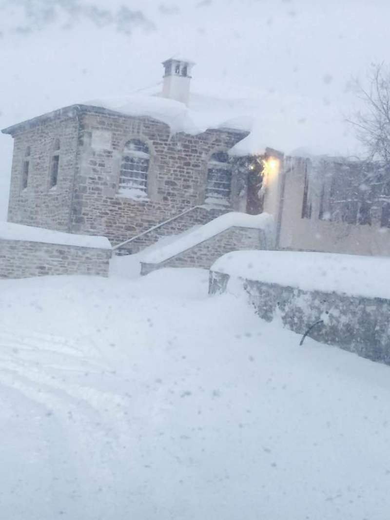 Βαρύς χιονιάς στο Αγιον Ορος -Δείτε τις ιερές μονές ντυμένες στα λευκά [εικόνες]  | iefimerida.gr 2