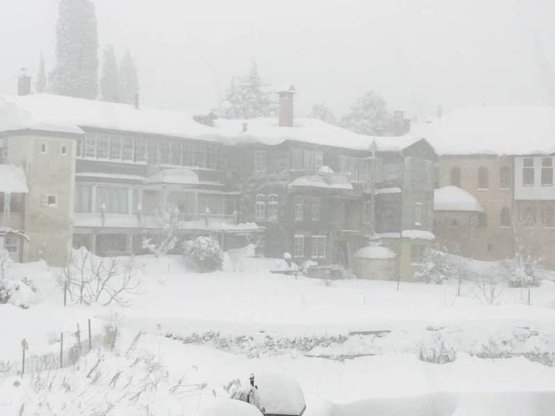 Βαρύς χιονιάς στο Αγιον Ορος -Δείτε τις ιερές μονές ντυμένες στα λευκά [εικόνες]  | iefimerida.gr 3