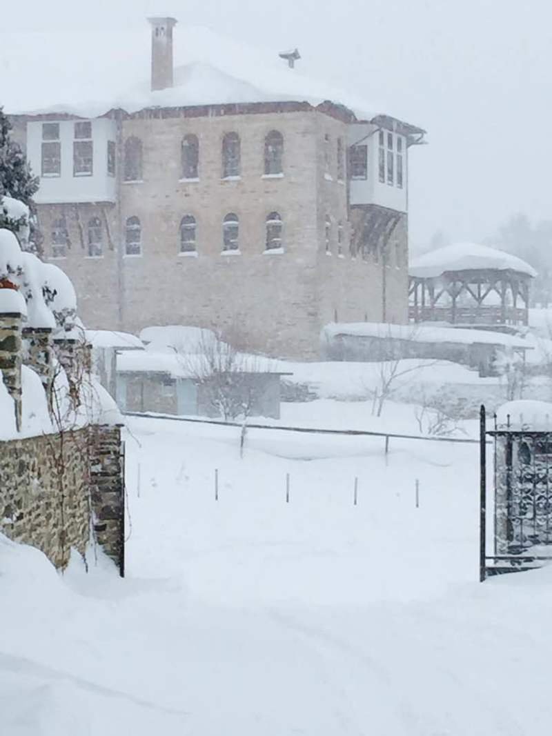 Βαρύς χιονιάς στο Αγιον Ορος -Δείτε τις ιερές μονές ντυμένες στα λευκά [εικόνες]  | iefimerida.gr 4