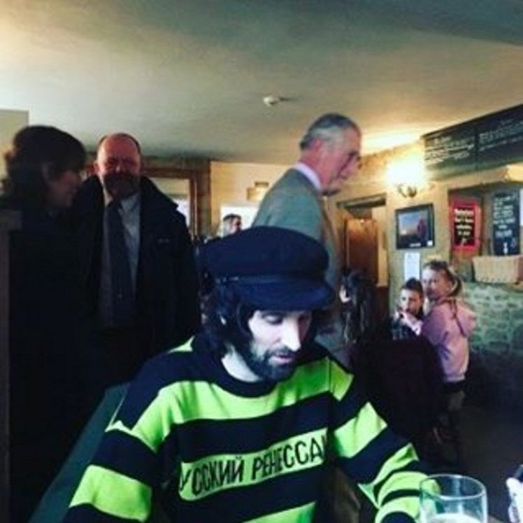 Ο πρίγκιπας Κάρολος κάνει photobomb σε ροκ μπάντα [εικόνες]  | iefimerida.gr 0