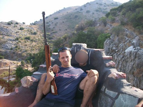 Αποκλειστικό: Ο εκπαιδευτής Κασιδιάρης, τα όπλα, το ξύλο, οι ναζιστικοί χαιρετισμοί και οι σημαίες των SS στις κατασκηνώσεις της ΧΑ [βίντεο & εικόνες] | iefimerida.gr 1