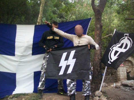 Αποκλειστικό: Ο εκπαιδευτής Κασιδιάρης, τα όπλα, το ξύλο, οι ναζιστικοί χαιρετισμοί και οι σημαίες των SS στις κατασκηνώσεις της ΧΑ [βίντεο & εικόνες] | iefimerida.gr 3