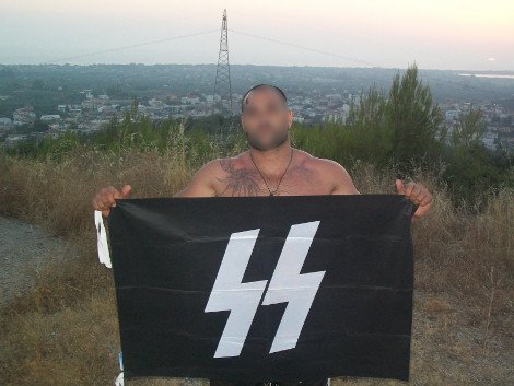 Αποκλειστικό: Ο εκπαιδευτής Κασιδιάρης, τα όπλα, το ξύλο, οι ναζιστικοί χαιρετισμοί και οι σημαίες των SS στις κατασκηνώσεις της ΧΑ [βίντεο & εικόνες] | iefimerida.gr 6