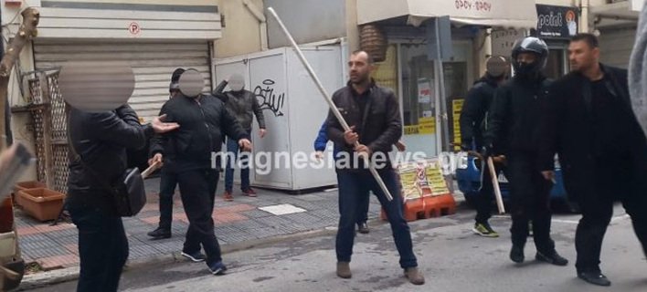 Εντρομοι φυγαδεύτηκαν από τηλεοπτικό στούντιο οι Κασιδιάρης-Ηλιόπουλος -Κρατούσαν ρόπαλα [εικόνες] | iefimerida.gr 0