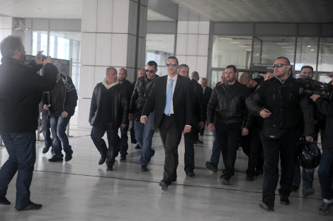 Πώς κατέλαβαν οι Χρυσαυγίτες την αίθουσα του Εφετείου πριν καν ανοίξουν τα δικαστήρια | iefimerida.gr 1