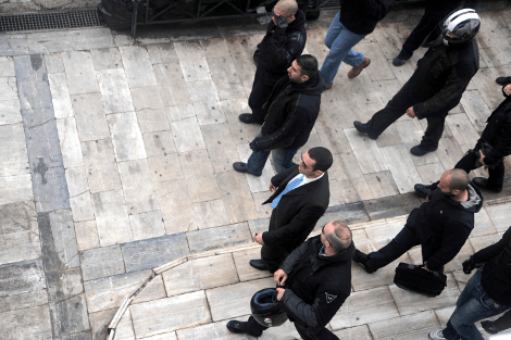 Πώς κατέλαβαν οι Χρυσαυγίτες την αίθουσα του Εφετείου πριν καν ανοίξουν τα δικαστήρια | iefimerida.gr 0