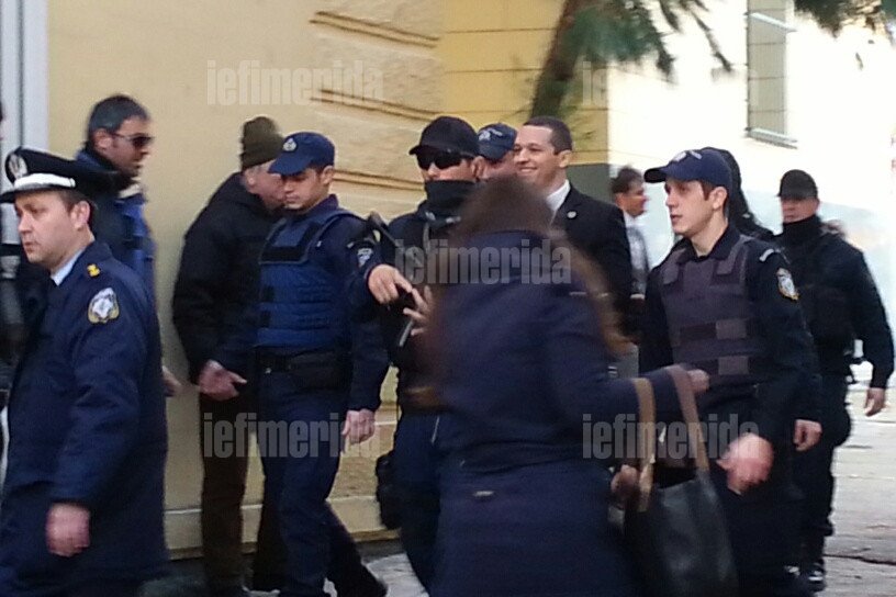 Στην Ευελπίδων ο Κασιδιάρης -Με χειροπέδες και το μόνιμα ειρωνικό του χαμόγελο [εικόνα] | iefimerida.gr 0