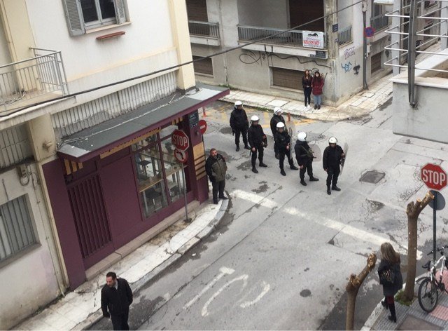 Εντρομοι φυγαδεύτηκαν από τηλεοπτικό στούντιο οι Κασιδιάρης-Ηλιόπουλος -Κρατούσαν ρόπαλα [εικόνες] | iefimerida.gr 1