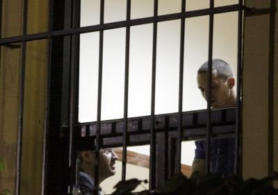 Ο Ηλίας Κασιδιάρης πίσω από τα κάγκελα της Εισαγγελίας κοιτά συνοφρυωμένος το κενό [εικόνες] | iefimerida.gr 0