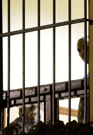 Ο Ηλίας Κασιδιάρης πίσω από τα κάγκελα της Εισαγγελίας κοιτά συνοφρυωμένος το κενό [εικόνες] | iefimerida.gr 1