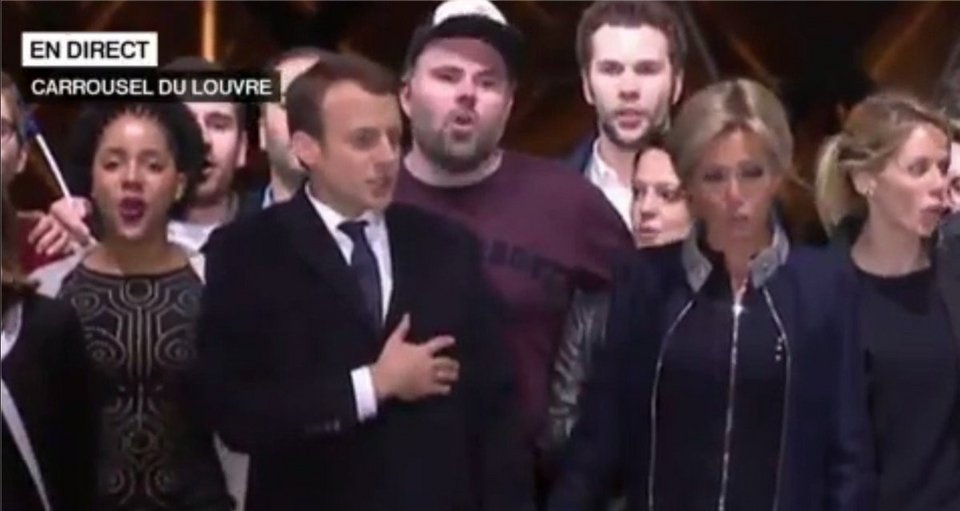 Viral ο άντρας με το κασκέτο πίσω από τον Μακρόν -«Σαν Ελληνας που άκουσε θόρυβο κι ανέβηκε!» [εικόνες] | iefimerida.gr 2