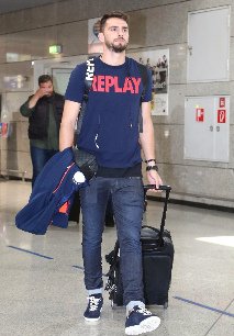 O Ολυμπιακός αναχώρησε για Βελιγράδι με την νέα REPLAY casual ενδυμασία της σεζόν 2017/2018 [εικόνες] | iefimerida.gr 6