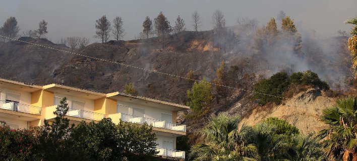 Δύσκολη νύχτα για τους κατοίκους της Κασσάνδρας Χαλκιδικής -Η πυρκαγιά πλησίασε σπίτια [εικόνες & βίντεο]  | iefimerida.gr 0