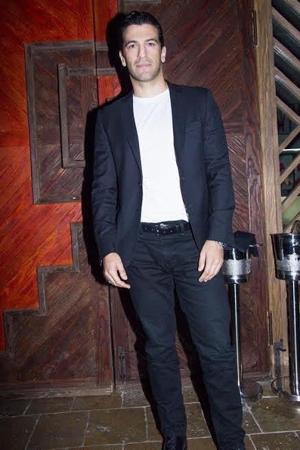 Ο κακός του Τζέιμς Μποντ χθες έπινε ποτό στο Κολωνάκι [εικόνες] | iefimerida.gr 0