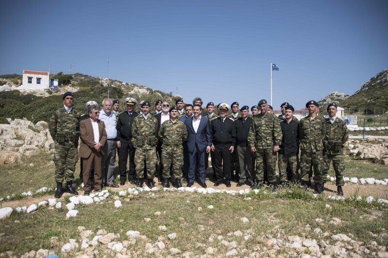 Οι δύο στρατιώτες από την Κρήτη που προκάλεσαν τα χαμόγελα  Τσίπρα και Αποστολάκη στο Καστελόριζο [εικόνες] | iefimerida.gr 3