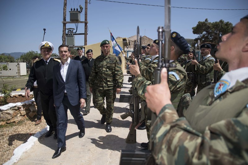 Οι δύο στρατιώτες από την Κρήτη που προκάλεσαν τα χαμόγελα  Τσίπρα και Αποστολάκη στο Καστελόριζο [εικόνες] | iefimerida.gr 1