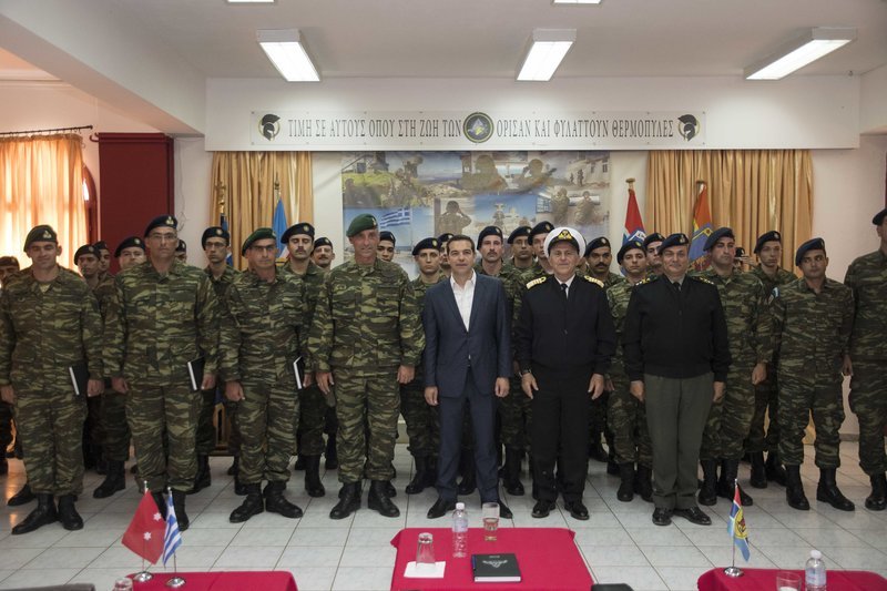 Οι δύο στρατιώτες από την Κρήτη που προκάλεσαν τα χαμόγελα  Τσίπρα και Αποστολάκη στο Καστελόριζο [εικόνες] | iefimerida.gr 0