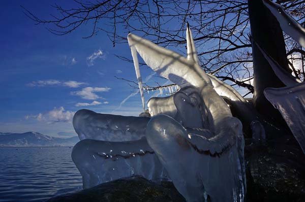 Μαγευτικό σκηνικό: Εργα τέχνης από πάγο στη λίμνη της Καστοριάς [εικόνες] | iefimerida.gr 0