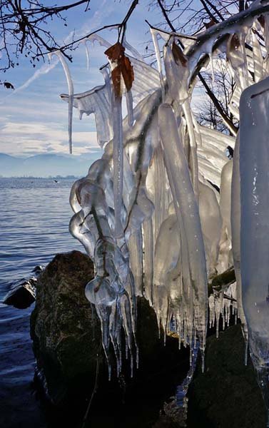 Μαγευτικό σκηνικό: Εργα τέχνης από πάγο στη λίμνη της Καστοριάς [εικόνες] | iefimerida.gr 3