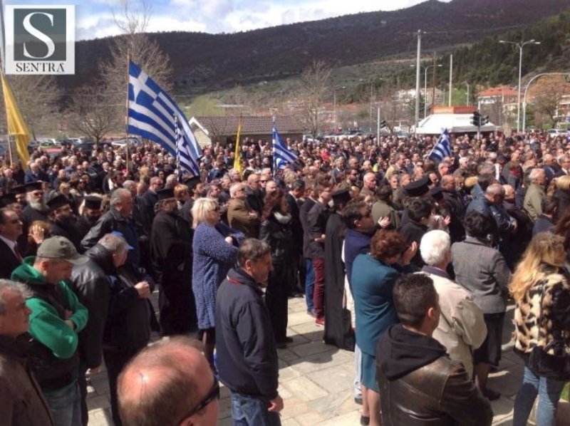 Καστοριά: Συγκέντρωση συμπαράστασης προς τους δύο Eλληνες αξιωματικούς [εικόνες & βίντεο] | iefimerida.gr 1