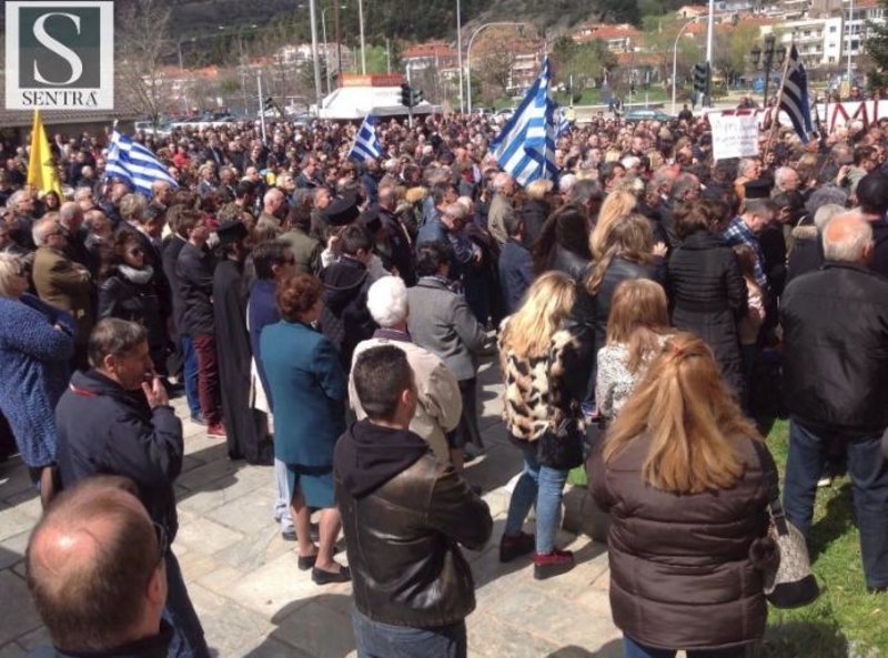 Καστοριά: Συγκέντρωση συμπαράστασης προς τους δύο Eλληνες αξιωματικούς [εικόνες & βίντεο] | iefimerida.gr 2