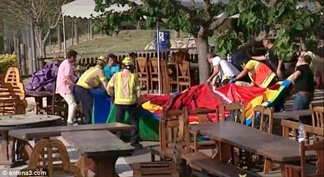 Τραγωδία στην Ισπανία -Εξερράγη τεράστιο, φουσκωτό παιδικό παιχνίδι, σκοτώθηκε 1 κοριτσάκι [εικόνες] | iefimerida.gr 0