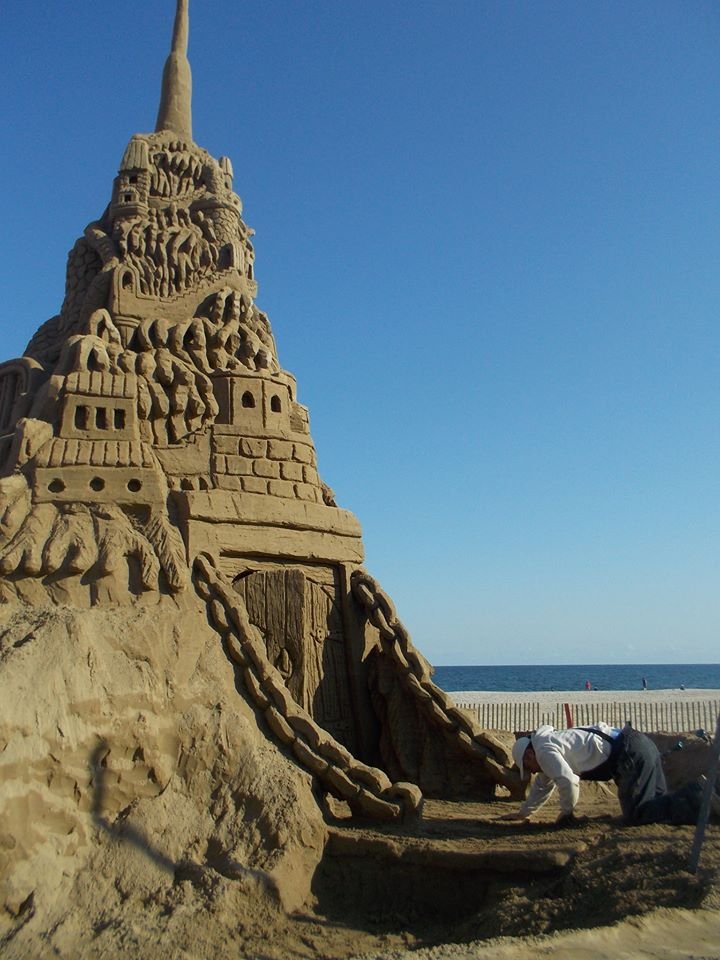 Θαύμα πώς στέκεται όρθιο: Αμερικανοί έφτιαξαν το πιο ψηλό κάστρο από άμμο στον κόσμο [εικόνες+βίντεο] | iefimerida.gr 2