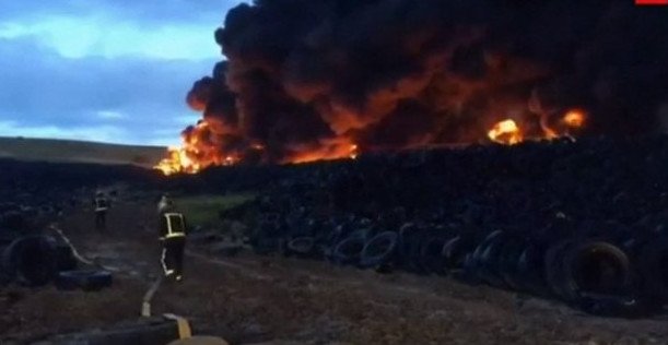 Τοξικό νέφος απειλεί περιοχή κοντά στη Μαδρίτη -Μετά από φωτιά σε χωματερή με ελαστικά [εικόνες]  | iefimerida.gr 0