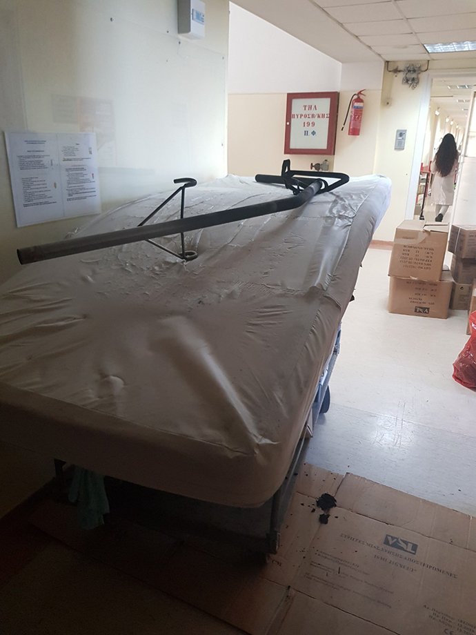 Σοκαριστικές εικόνες από τον θάλαμο που κάηκε ασθενής στο ΚΑΤ -ΠΟΕΔΗΝ: «Περίεργα» τα αίτια της πυρκαγιάς | iefimerida.gr 1