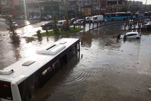 Βίντεο-σοκ: Χαλάζι σε μέγεθος αυγού χτυπά την Κωνσταντινούπολη -Εικόνες άνευ προηγουμένου [βίντεο] | iefimerida.gr 3