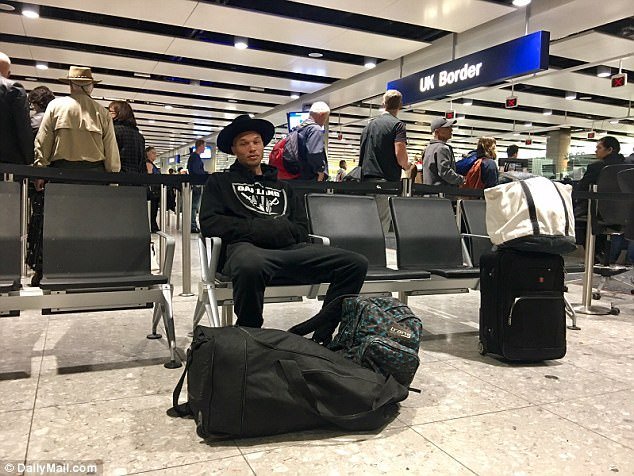 Οι Βρετανοί απέλασαν τον πιο σέξι κατάδικο του κόσμου -Τον έδιωξαν [βίντεο] | iefimerida.gr 0