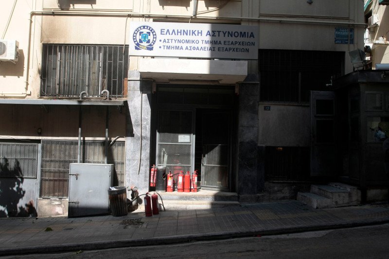 Καταδρομική επίθεση στο Α.Τ. Εξαρχείων -60 αντιεξουσιαστές πέταξαν μολότοφ και πέτρες [εικόνες] | iefimerida.gr 2