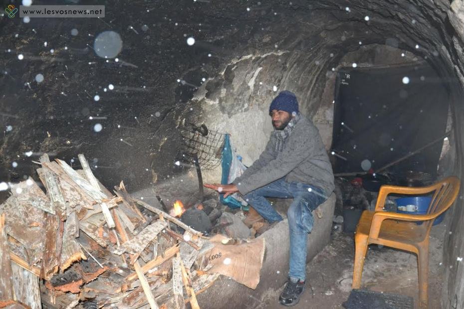 Mετανάστες βρήκαν καταφύγιο στα ερείπια του κάτω κάστρου της Μυτιλήνης [εικόνα] | iefimerida.gr 0