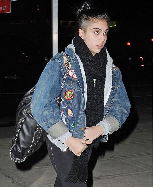 H κόρη της Μαντόνα ξύρισε το κεφάλι της [εικόνα]  | iefimerida.gr 0